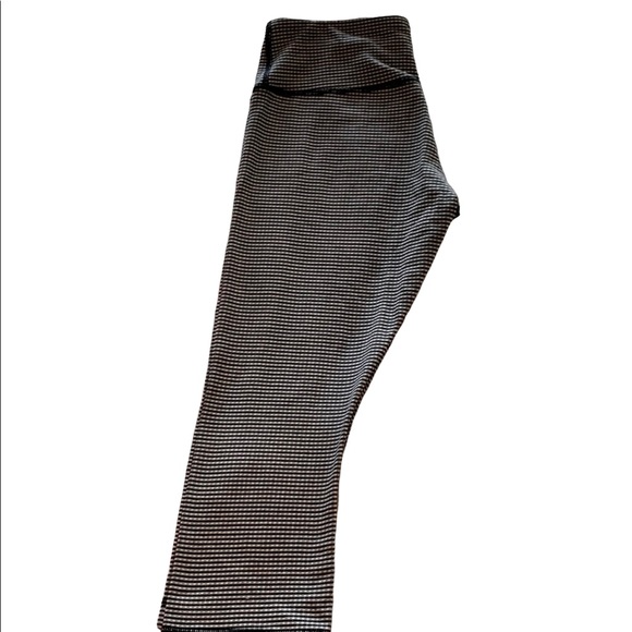 EUC Lululemon Size 6 crop - Picture 1 of 8